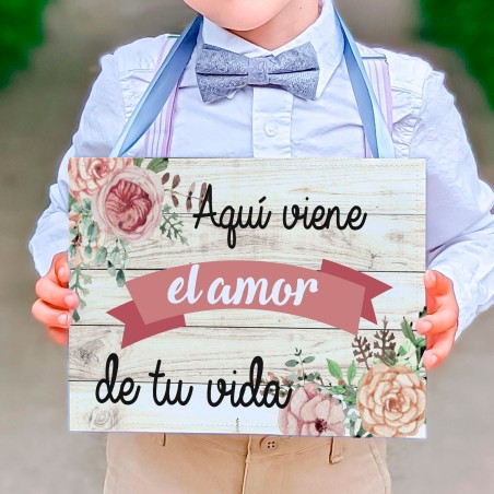 CARTEL MADERA IMPRESA  AQUÍ VIENE EL AMOR DE TU VIDA