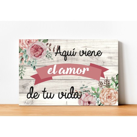 CARTEL MADERA IMPRESA  AQUÍ VIENE EL AMOR DE TU VIDA