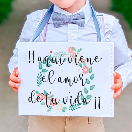 CARTEL MADERA IMPRESA  AQUÍ VIENE EL AMOR DE TU VIDA