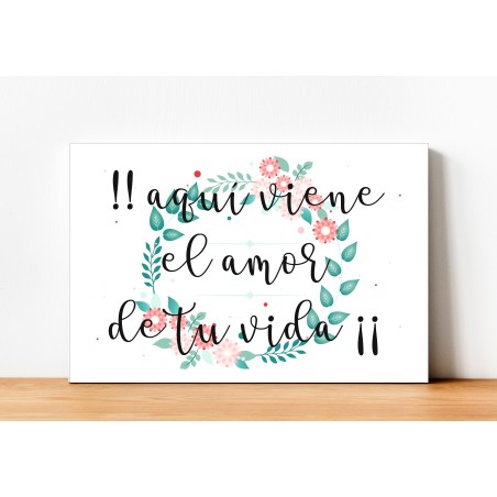 CARTEL MADERA IMPRESA  AQUÍ VIENE EL AMOR DE TU VIDA
