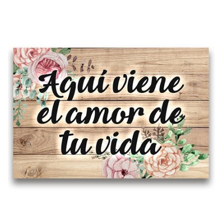 CARTEL MADERA IMPRESA  AQUÍ VIENE EL AMOR DE TU VIDA