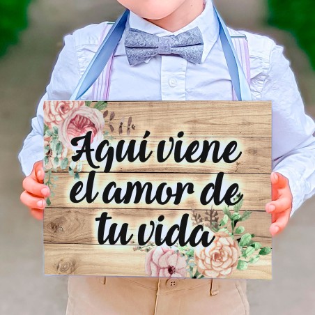 CARTEL MADERA IMPRESA  AQUÍ VIENE EL AMOR DE TU VIDA