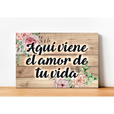 CARTEL MADERA IMPRESA  AQUÍ VIENE EL AMOR DE TU VIDA
