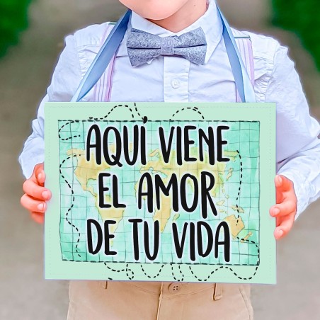 CARTEL MADERA IMPRESA  AQUÍ VIENE EL AMOR DE TU VIDA