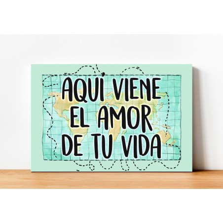 CARTEL MADERA IMPRESA  AQUÍ VIENE EL AMOR DE TU VIDA