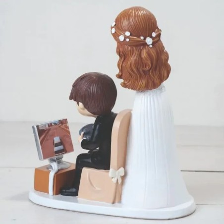 FIGURA TARTA NOVIOS CON NOVIO JUGANDO CONSOLA