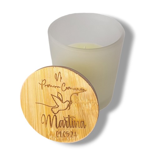 VELA AROMA VAINILLA CON TAPA MADERA GRABADA COMUNIÓN PALOMA