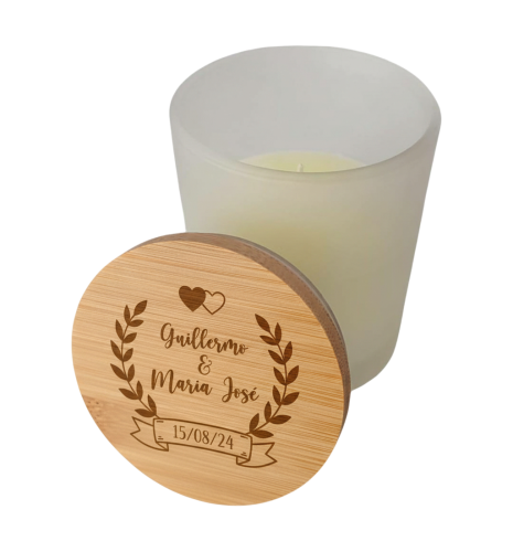 VELA AROMA VAINILLA CON TAPA MADERA GRABADA BODA HOJAS