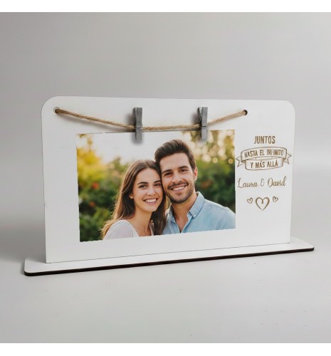 PORTAFOTOS DE MADERA PERSONALIZADO CON PINZAS JUNTOS HASTA EL INFINITO Y MÁS ALLÁ